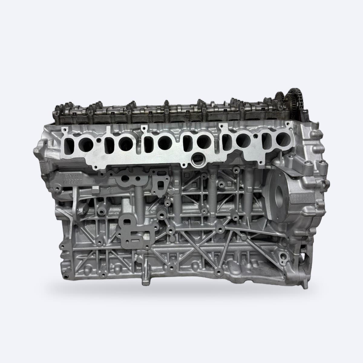 Renoverad sexcylindrig dieselmotor, exempelbild på utbytesmotor