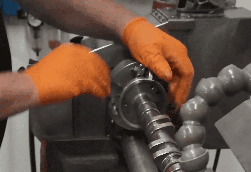 Porsche kamaxel i kamaxelslipningsmaskinen