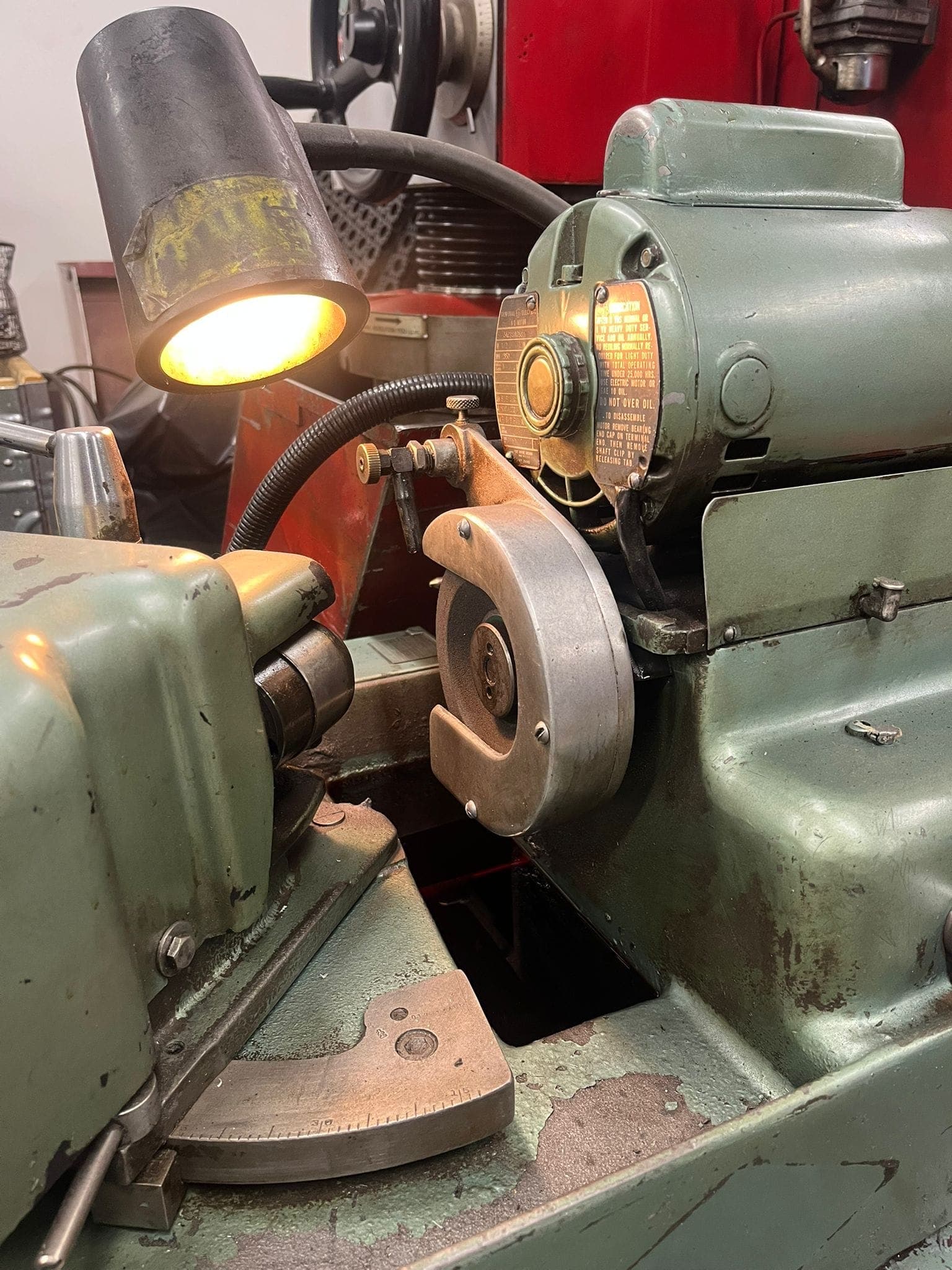 Ventilslipningsmaskin i Mekstas verkstad