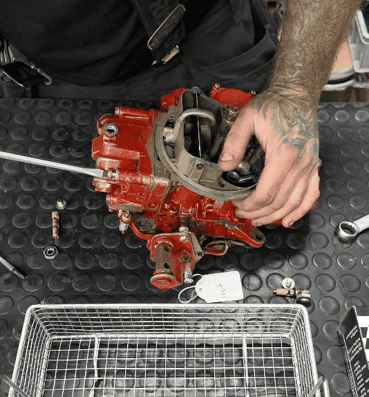 Demontering av förgasare - alla delar läggs upp för inspektion