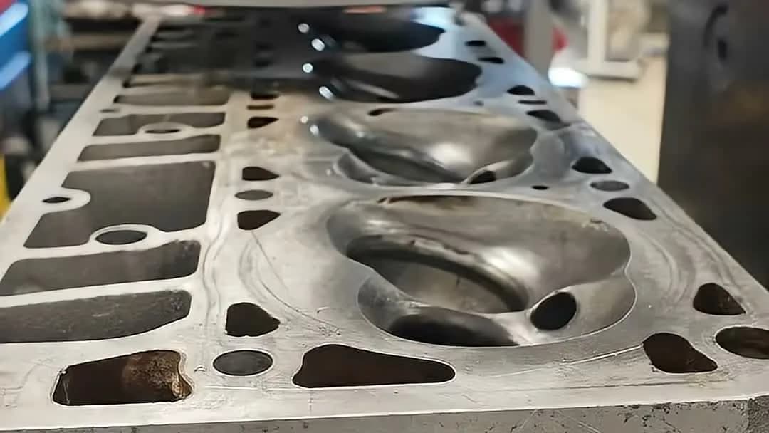 Planfräsning av motorblockets däckyta hos Meksta