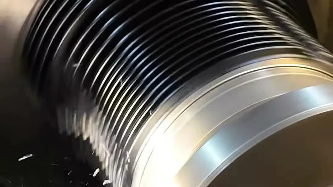 Närbild på cylinderborrning i MAS MT32CNC-svarven hos Meksta