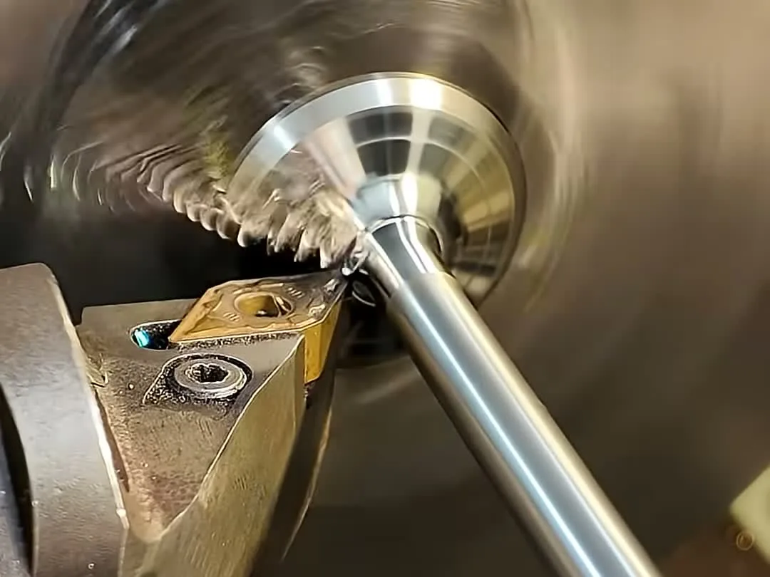 Svarvning av ventilprofil i CNC-svarv hos Meksta