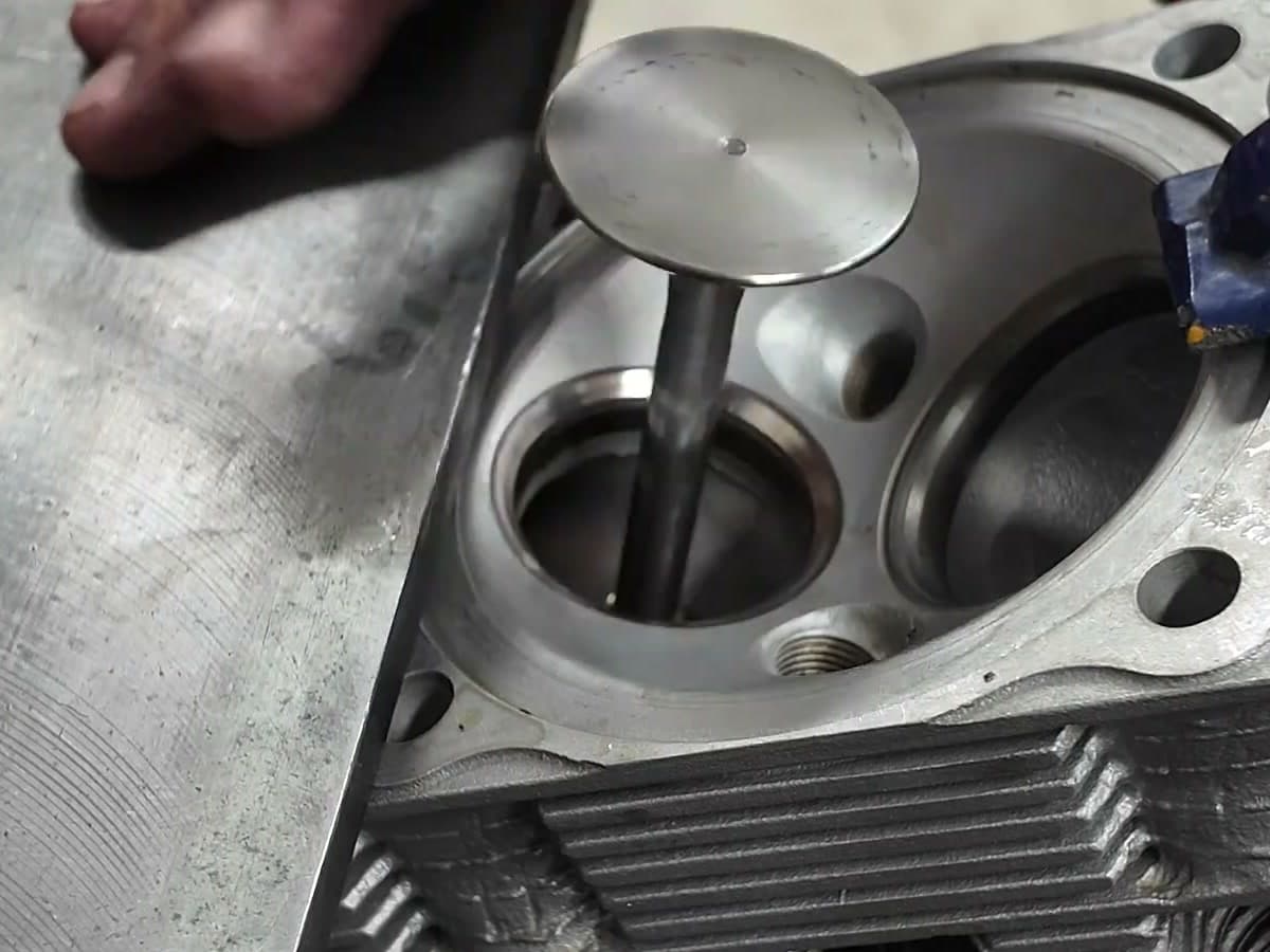 Ventil på plats i det nyfrästa ventilsätet i ett Porsche 964-topplock hos Meksta